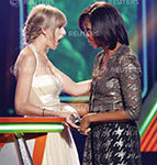 U.S. first lady Michelle Obama presents The Big Help award to singer Taylor Swift at Nickelodeon’s 25th annual Kids’ Choice Awards in Los Angeles